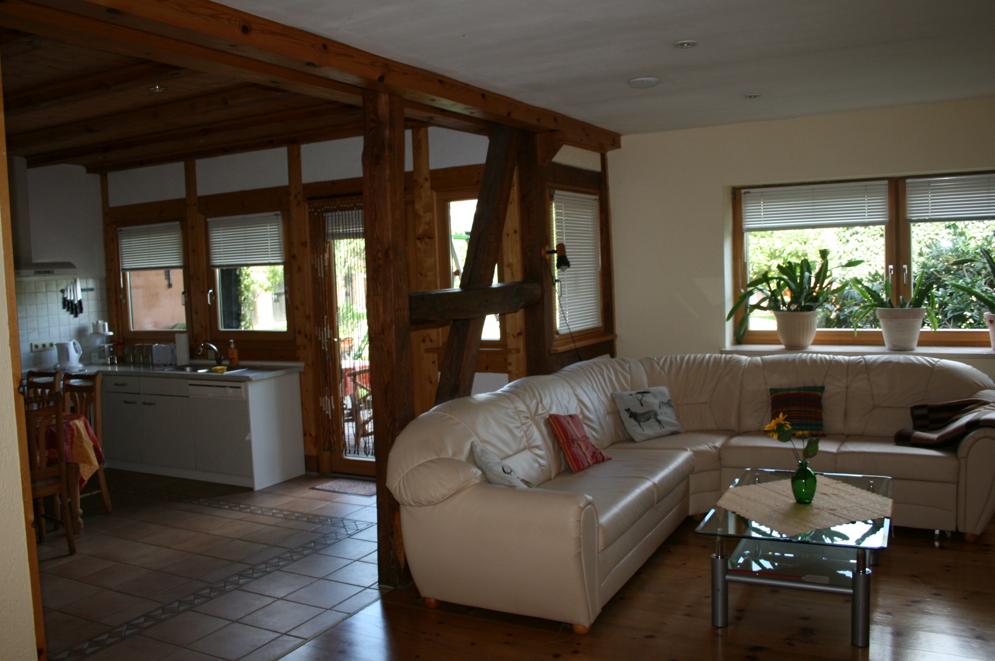 Stube mit Blick in den Küchenbereich